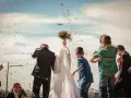Para młoda w chmurze konfetti, dron filmuje ich wyjście. Stylowe zakończenie imprezy, jak zakończyć stylową imprezę efektownym wyjściem pary lub jubilata.