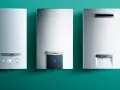 Tre scaldabagni a gas esterni Vaillant, pronti per l'installazione, con diversi pannelli di controllo.