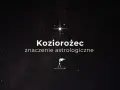 Gwiazdy nad głową, a na ekranie tekst "Koziorożec znaczenie astrologiczne". Symbolizuje to podróż przez kosmos i odkrywanie tajemnic znaku zodiaku Koziorożec.