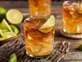 Orzeźwiający drink z bourbonem i limonką, idealny na upalne dni. Z czym pić bourbon? Z pewnością z cytrusami!