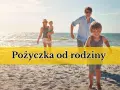 Szczęśliwa rodzina na plaży, tekst "Pożyczka od rodziny" sugeruje, że zwrot pożyczki od rodziny nie musi być obciążeniem, nawet jeśli urząd skarbowy jest w pobliżu.