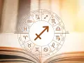 Koło zodiaku z symbolem strzelec znak zodiaku w centrum, na tle otwartej księgi.