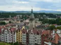 Widok na kłodzko stare miasto z charakterystyczną wieżą zegarową i kolorowymi kamienicami.