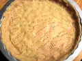 Surowy spód do tarty, z widocznymi dziurkami, czeka na nadzienie. Tarta na kruchym spodzie czy na cieście francuskim?