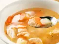 Łyżka z kawałkami ryby, marchewki i ziemniaków w aromatycznym bulionie. To smak dzieciństwa, jak zupa rybna przepis babci.