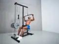Man tränar lats muskel med latsdrag.