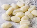 Frische, weiche Gnocchi-Pasta, bestreut mit etwas geriebenem Käse, bereit für ein köstliches Essen.