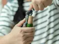 Otwórz wino bez korkociągu: 5 sprawdzonych metod (bezpiecznie!)
