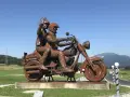 Scultura in metallo di due motociclisti su una Harley, un saluto iconico al raduno Harley Austria.