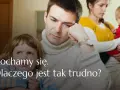 Smutna rodzina patchworkowa, ojciec zamyślony, matka z dzieckiem na ręku. Problemy w relacjach.