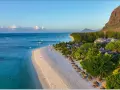 Rajska plaża na Mauritiusie, idealna temperatura do opalania. Woda kusi turkusowym blaskiem, a palmy szumią na wietrze.