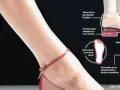 Pie egipcio mujer con sandalia roja. Ilustración de zapato con detalles sobre amortiguación y forma.