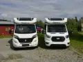 Två vita husbilar av märket Chausson står parkerade bredvid varandra. Ett problem med Chausson?