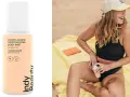 En kvinna på stranden använder en spray för att undvika skavsår mellan låren. Produkten heter Chafe-Guard Friction Free Body Mist.