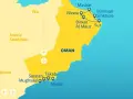 Mapa pokazuje, gdzie leży Oman, z zaznaczonymi miastami: Maskat, Nizwa, Sur, Salalah. Widać też sąsiednie kraje: ZEA, Arabia Saudyjska, Jemen.