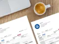 Documentos de nómina listos para ser procesados con un programa para hacer nominas. Café y portátil sugieren un entorno de trabajo.
