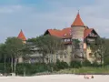 Zamek nad morzem, idealne miejsce na łeba atrakcje dla dorosłych. Piękna architektura i widok na plażę.