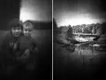 Dwaj bracia uśmiechają się do obiektywu. Po prawej stronie mostek nad rzeką, uchwycone techniką fotografia otworkowa.