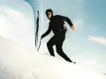 Kilian Jornet desciende el Mont Blanc con agilidad, su silueta negra contra la nieve y el cielo azul.