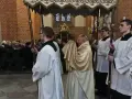 Uroczysta procesja w kościele, kapłan niesie monstrancję okrytą złotym welonem. To symboliczna rezurekcja.