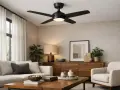 Ventilador de techo negro moderno con luz LED, que demuestra que son efectivos para crear un ambiente fresco y acogedor en un salón elegante.