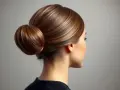 Jak ułożyć włosy do tyłu damskie - proste sposoby na elegancki look