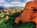 Paisaje dramático de Las Médulas, uno de los parques de España más impresionantes, con sus rocas rojizas y vegetación exuberante.
