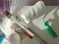 Pinceaux, rouleau, ruban de masquage et protection plastique pour le nettoyage après l'application d'acrylique.