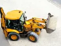 Czy operator koparko-ładowarki może pracować na koparce bez uprawnień?