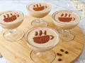 Cuatro copas de delicioso mousse de café, decoradas con cacao en polvo simulando una taza humeante.