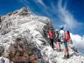 Bergsteiger am Gipfel der Zugspitze ohne Klettersteig. Ein Führer erklärt den Weg.