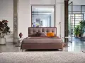 Elegante letto con testiera imbottita, parte di una collezione di **marchi camere da letto** di design.