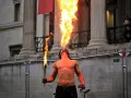 Feuerspucker bläst eine Flamme in die Luft. Man fragt sich, ab wann brennt Rum, wenn man diese Show sieht.