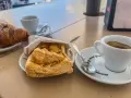 Ein Espresso und ein Croissant – so trinkt man in Italien! Dazu ein süßes Gebäck.