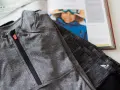 Szara bluza sportowa z zamkiem i logo Adidas. Czy poliester się rozciąga? Tak, ten materiał jest elastyczny.