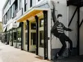 Elvis Presley Geburtsort: Ein Wandgemälde des King of Rock 'n' Roll ziert die Fassade eines Gebäudes in einer charmanten Straße.
