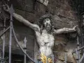 Kreuzigungsgruppe mit Jesus, der die Frage aufwirft, wie alt war Jesus als er starb. Davor ein schmiedeeiserner Zaun.