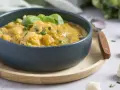 Cremiges Curry mit Blumenkohl, garniert mit Basilikum und Schnittlauch. Ein köstliches Gericht, das Lust auf mehr Blumenkohl Rezepte macht.