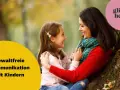 Eine Frau und ein Kind lachen sich an. Der Text "Gewaltfreie Kommunikation mit Kindern" und "glücks heldin" sind zu sehen.