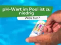 Hand hält Teststreifen, um den pH-Wert im Pool zu berechnen. Der Text fragt: "pH-Wert im Pool ist zu niedrig. Was tun?