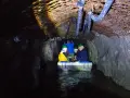 Podróż łodzią przez mroczne tunele podziemnego miasta Osówka.