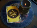 Karta z pentagramem, świeca w ozdobnym świeczniku i okrągła mata do wróżb. Jakby z obrazów Monet, tarot zaprasza do tajemnic.
