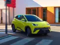 Żółty BYD Dolphin Surf na pasach. Sprawdź atrakcyjną cenę tego elektrycznego auta!