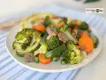 Un colorido panache de verduras salteadas: brócoli, zanahoria, calabacín, champiñones y guisantes.