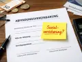 Abfindungsvereinbarung mit Fragezeichen zur Sozialversicherung. Geld, Brille, Stift und Taschenrechner liegen bereit.