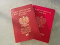 Dwa polskie paszporty w kolorze czerwonym leżą obok siebie na szarym tle.