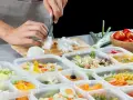 Przygotowanie posiłków do pudełek. Najlepszy catering dietetyczny w Warszawie to gwarancja świeżości i smaku.