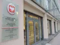 Tablica informacyjna Konsulatu Generalnego RP w Kolonii. Obok drzwi wejściowych, gdzie ambasador może załatwić sprawy.