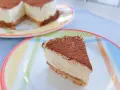 Deliciosa tarta de queso sin horno, cubierta de cacao, servida en un plato colorido.