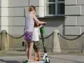 Czy hulajnogą można jeździć po chodniku? Przepisy, które musisz znać